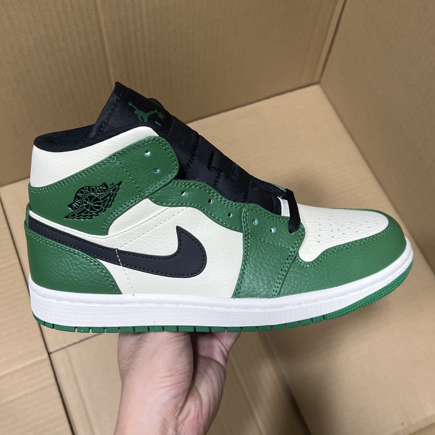 新DT版AJ1中帮出货！
尺码:35.5-46全码出货！
原厂原班人马全新工艺！品质升级，加质不加价！市售最强aj1中帮！天花板品质！市面唯一正确版本 全鞋正品原材料！
编码BC215847！