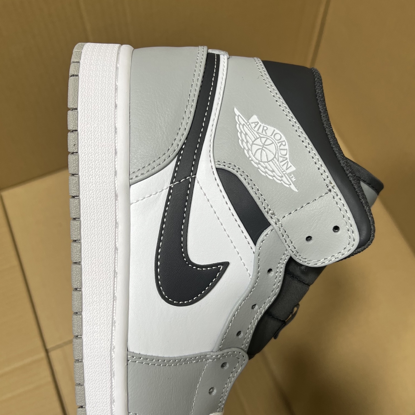 新DT版AJ1中帮出货！
尺码:35.5-46全码出货！
原厂原班人马全新工艺！品质升级，加质不加价！市售最强aj1中帮！天花板品质！市面唯一正确版本 全鞋正品原材料！
编码BC215847！