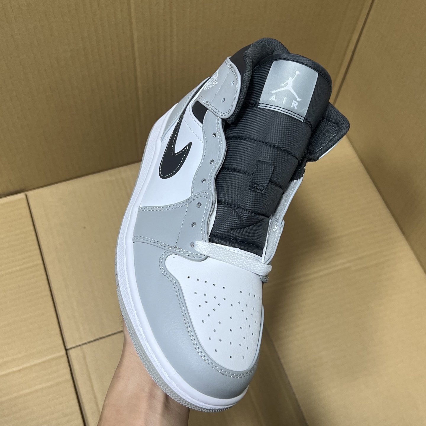 新DT版AJ1中帮出货！
尺码:35.5-46全码出货！
原厂原班人马全新工艺！品质升级，加质不加价！市售最强aj1中帮！天花板品质！市面唯一正确版本 全鞋正品原材料！
编码BC215847！