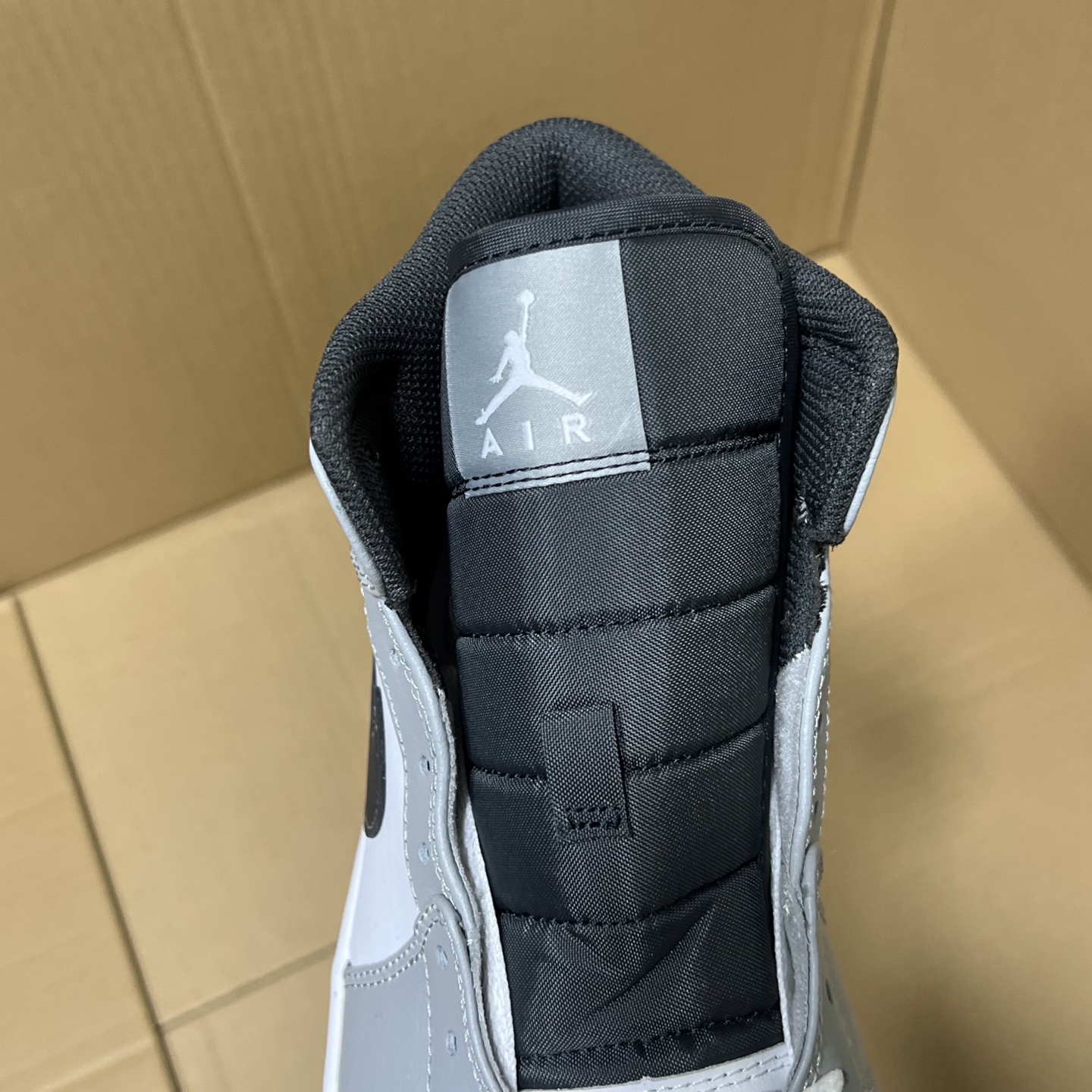 新DT版AJ1中帮出货！
尺码:35.5-46全码出货！
原厂原班人马全新工艺！品质升级，加质不加价！市售最强aj1中帮！天花板品质！市面唯一正确版本 全鞋正品原材料！
编码BC215847！