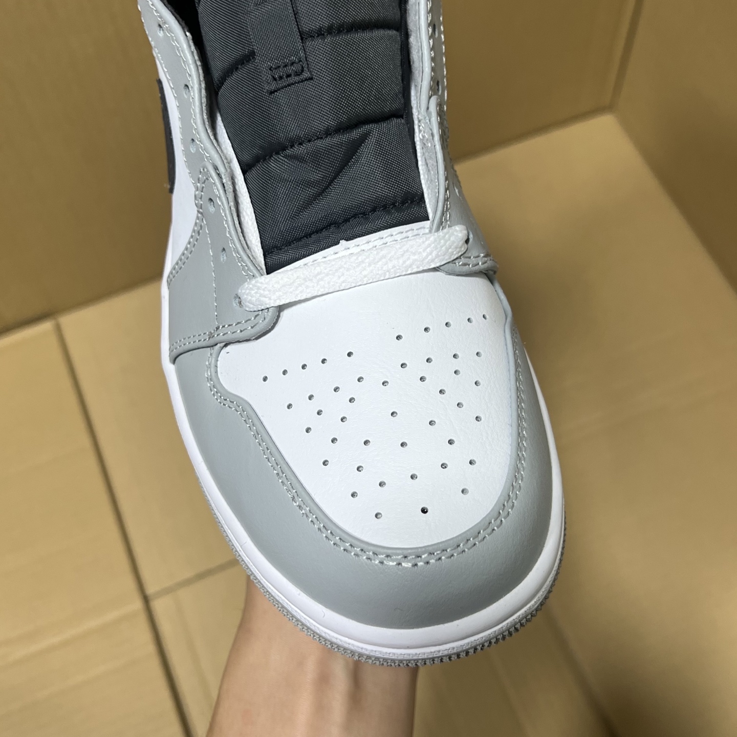 新DT版AJ1中帮出货！
尺码:35.5-46全码出货！
原厂原班人马全新工艺！品质升级，加质不加价！市售最强aj1中帮！天花板品质！市面唯一正确版本 全鞋正品原材料！
编码BC215847！