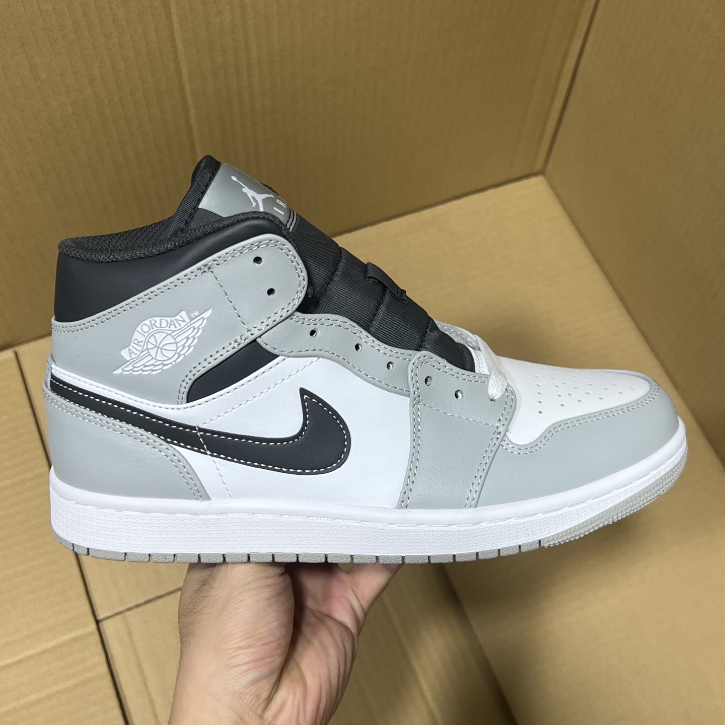 新DT版AJ1中帮出货！
尺码:35.5-46全码出货！
原厂原班人马全新工艺！品质升级，加质不加价！市售最强aj1中帮！天花板品质！市面唯一正确版本 全鞋正品原材料！
编码BC215847！