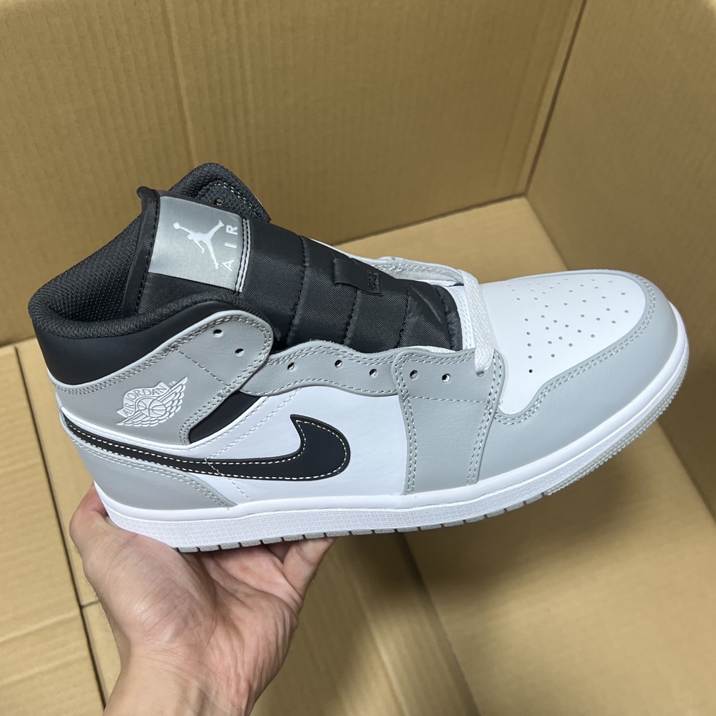 新DT版AJ1中帮出货！
尺码:35.5-46全码出货！
原厂原班人马全新工艺！品质升级，加质不加价！市售最强aj1中帮！天花板品质！市面唯一正确版本 全鞋正品原材料！
编码BC215847！