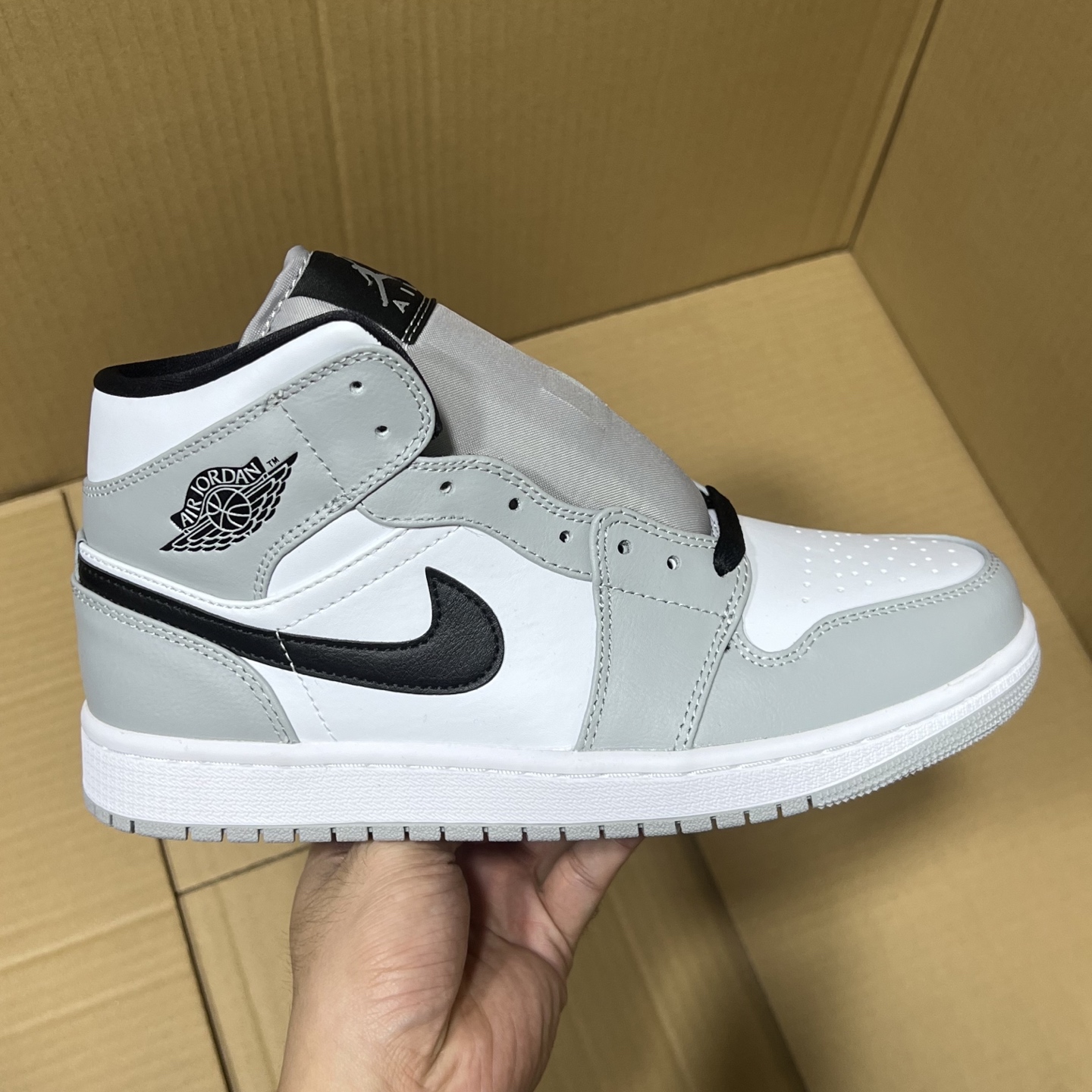 新DT版AJ1中帮出货！
尺码:35.5-46全码出货！
原厂原班人马全新工艺！品质升级，加质不加价！市售最强aj1中帮！天花板品质！市面唯一正确版本 全鞋正品原材料！
编码BC215847！