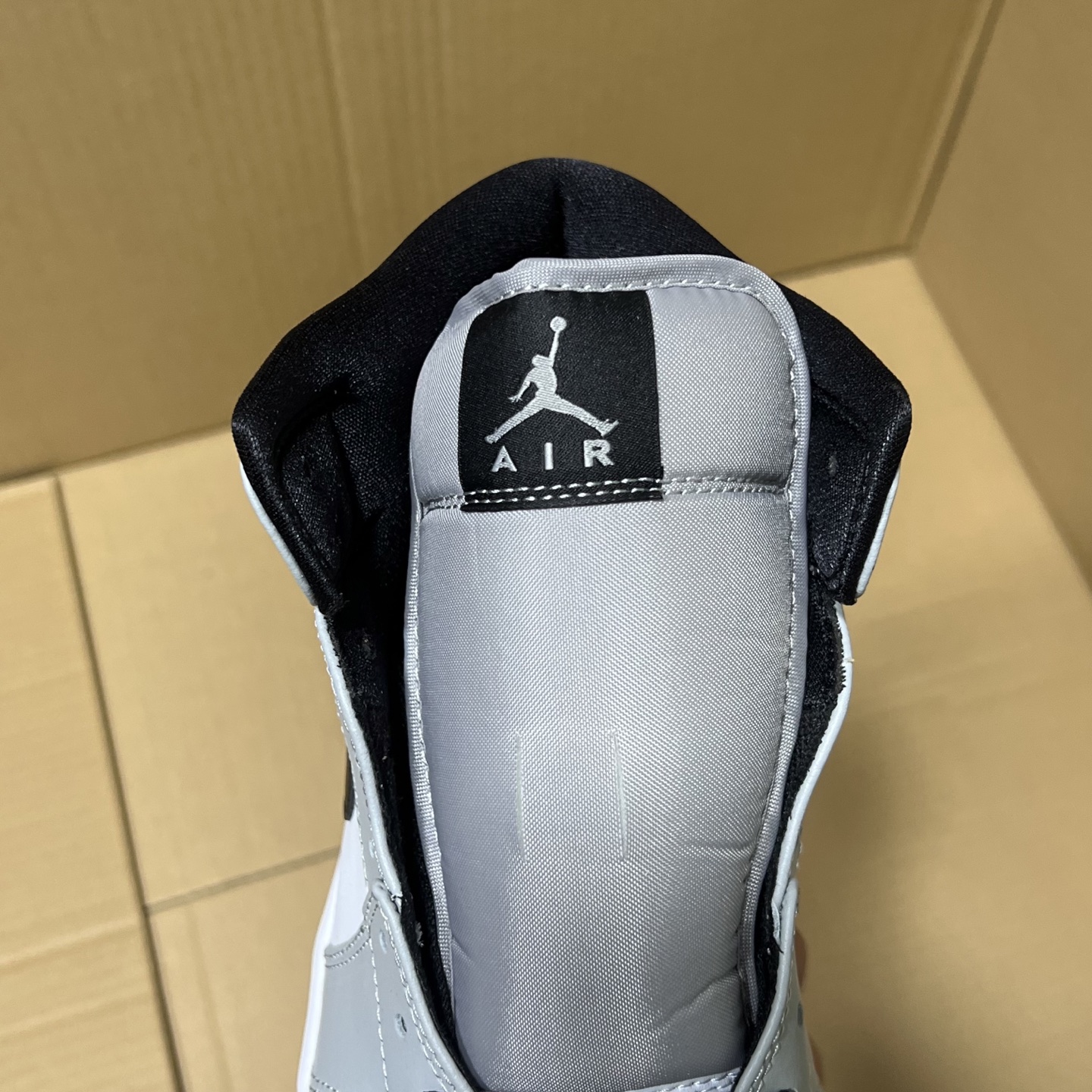 新DT版AJ1中帮出货！
尺码:35.5-46全码出货！
原厂原班人马全新工艺！品质升级，加质不加价！市售最强aj1中帮！天花板品质！市面唯一正确版本 全鞋正品原材料！
编码BC215847！