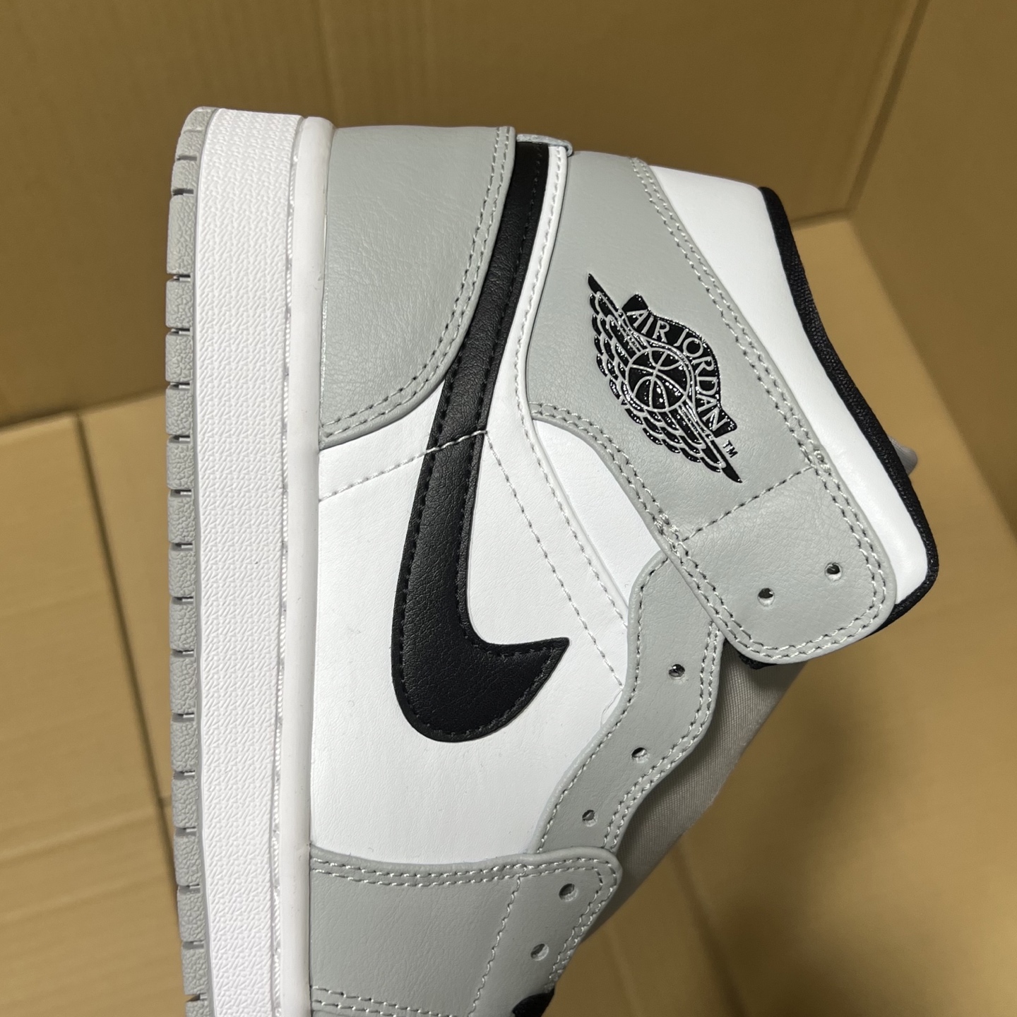 新DT版AJ1中帮出货！
尺码:35.5-46全码出货！
原厂原班人马全新工艺！品质升级，加质不加价！市售最强aj1中帮！天花板品质！市面唯一正确版本 全鞋正品原材料！
编码BC215847！