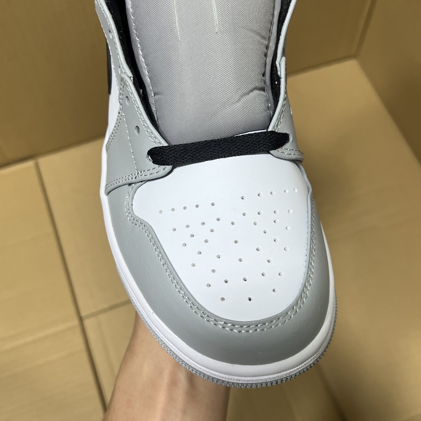 新DT版AJ1中帮出货！
尺码:35.5-46全码出货！
原厂原班人马全新工艺！品质升级，加质不加价！市售最强aj1中帮！天花板品质！市面唯一正确版本 全鞋正品原材料！
编码BC215847！