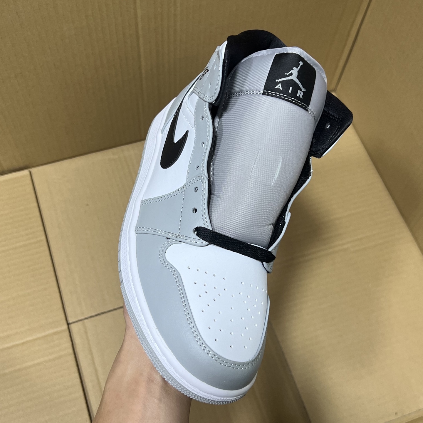 新DT版AJ1中帮出货！
尺码:35.5-46全码出货！
原厂原班人马全新工艺！品质升级，加质不加价！市售最强aj1中帮！天花板品质！市面唯一正确版本 全鞋正品原材料！
编码BC215847！