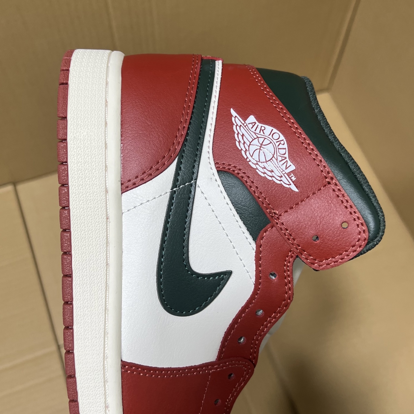 新DT版AJ1中帮出货！
尺码:35.5-46全码出货！
原厂原班人马全新工艺！品质升级，加质不加价！市售最强aj1中帮！天花板品质！市面唯一正确版本 全鞋正品原材料！
编码BC215847！