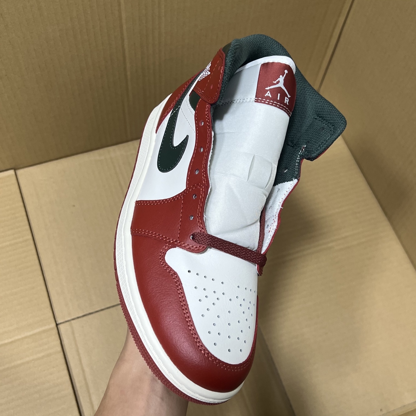 新DT版AJ1中帮出货！
尺码:35.5-46全码出货！
原厂原班人马全新工艺！品质升级，加质不加价！市售最强aj1中帮！天花板品质！市面唯一正确版本 全鞋正品原材料！
编码BC215847！