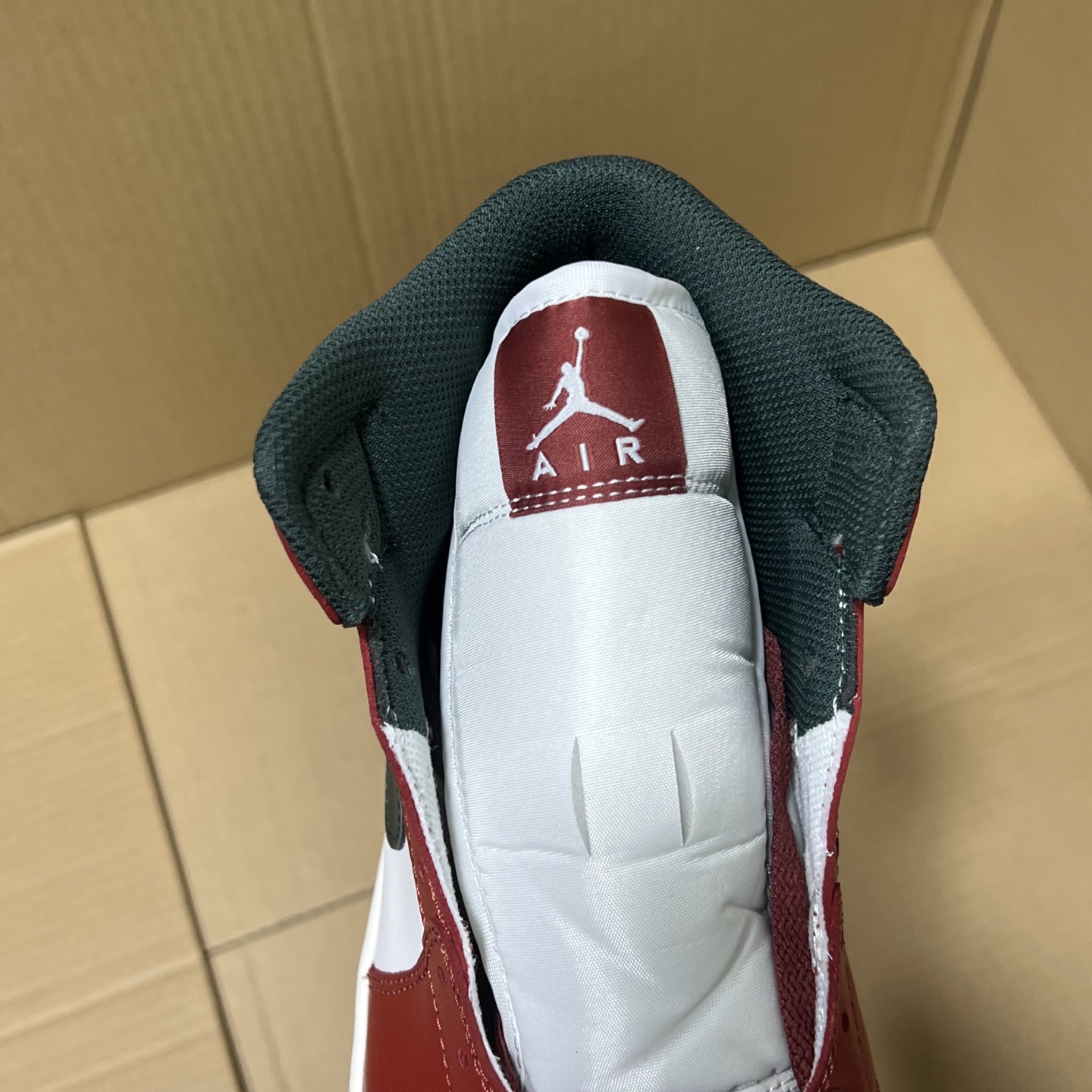 新DT版AJ1中帮出货！
尺码:35.5-46全码出货！
原厂原班人马全新工艺！品质升级，加质不加价！市售最强aj1中帮！天花板品质！市面唯一正确版本 全鞋正品原材料！
编码BC215847！