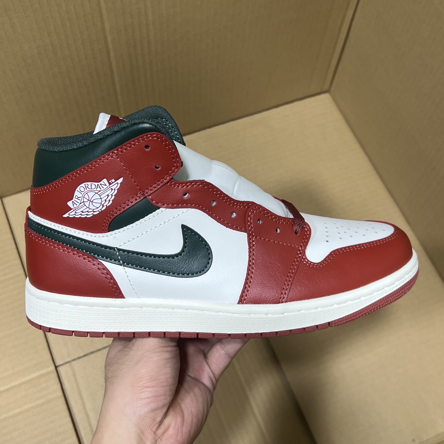 新DT版AJ1中帮出货！
尺码:35.5-46全码出货！
原厂原班人马全新工艺！品质升级，加质不加价！市售最强aj1中帮！天花板品质！市面唯一正确版本 全鞋正品原材料！
编码BC215847！