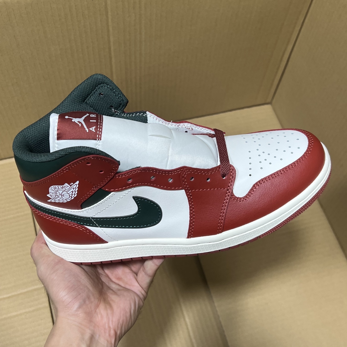 新DT版AJ1中帮出货！
尺码:35.5-46全码出货！
原厂原班人马全新工艺！品质升级，加质不加价！市售最强aj1中帮！天花板品质！市面唯一正确版本 全鞋正品原材料！
编码BC215847！