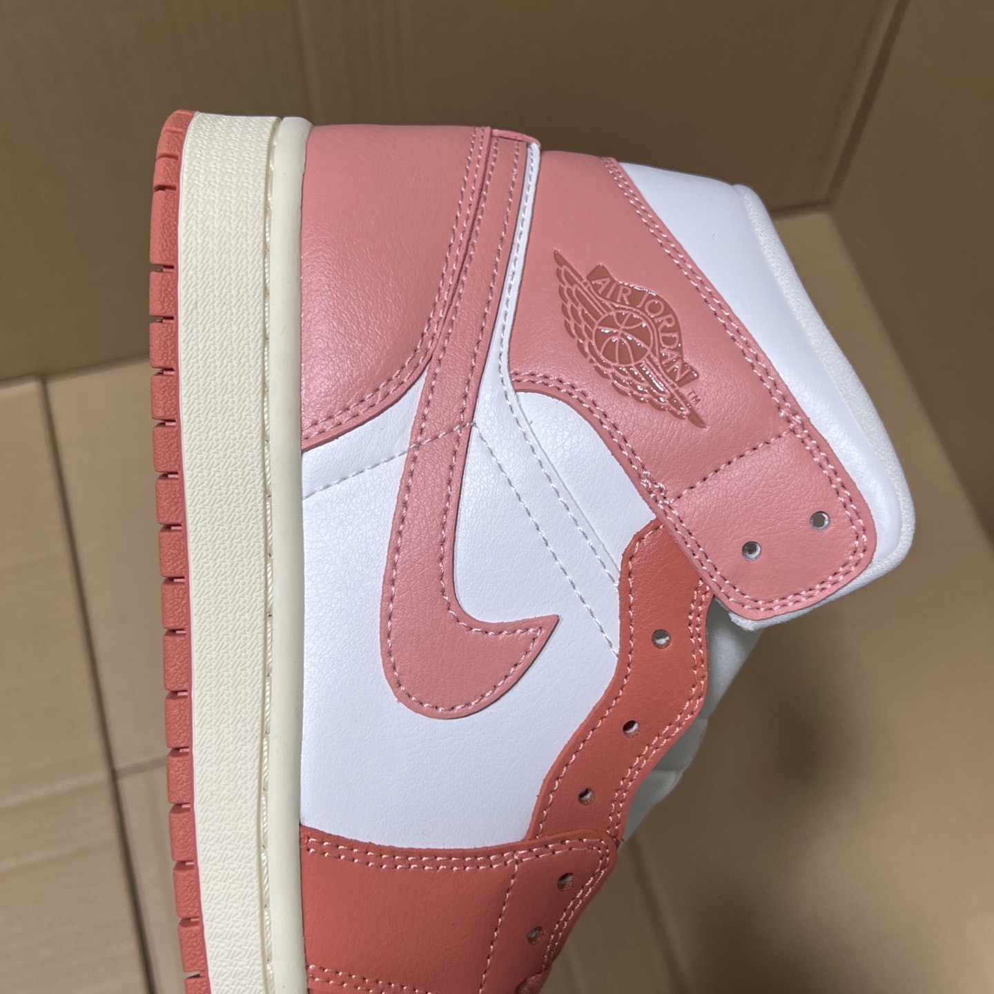 新DT版AJ1中帮出货！
尺码:35.5-46全码出货！
原厂原班人马全新工艺！品质升级，加质不加价！市售最强aj1中帮！天花板品质！市面唯一正确版本 全鞋正品原材料！
编码BC215847！