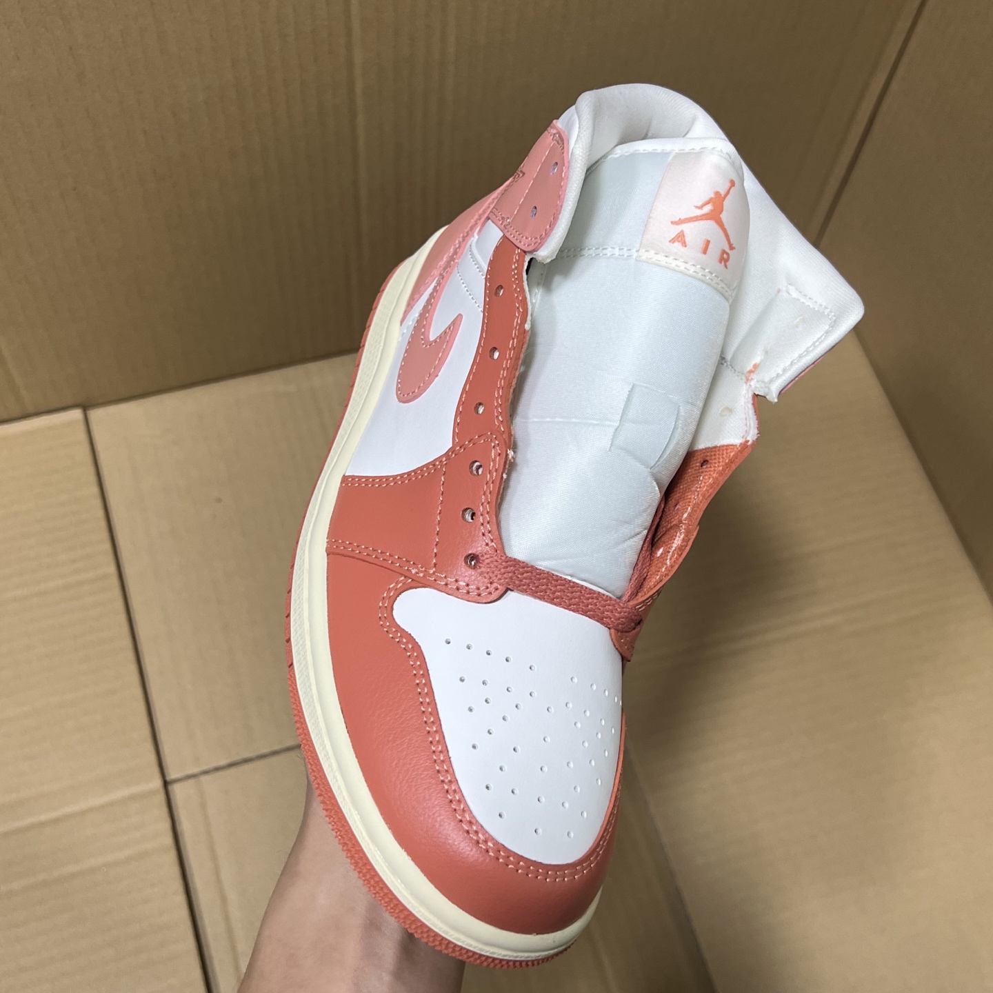 新DT版AJ1中帮出货！
尺码:35.5-46全码出货！
原厂原班人马全新工艺！品质升级，加质不加价！市售最强aj1中帮！天花板品质！市面唯一正确版本 全鞋正品原材料！
编码BC215847！