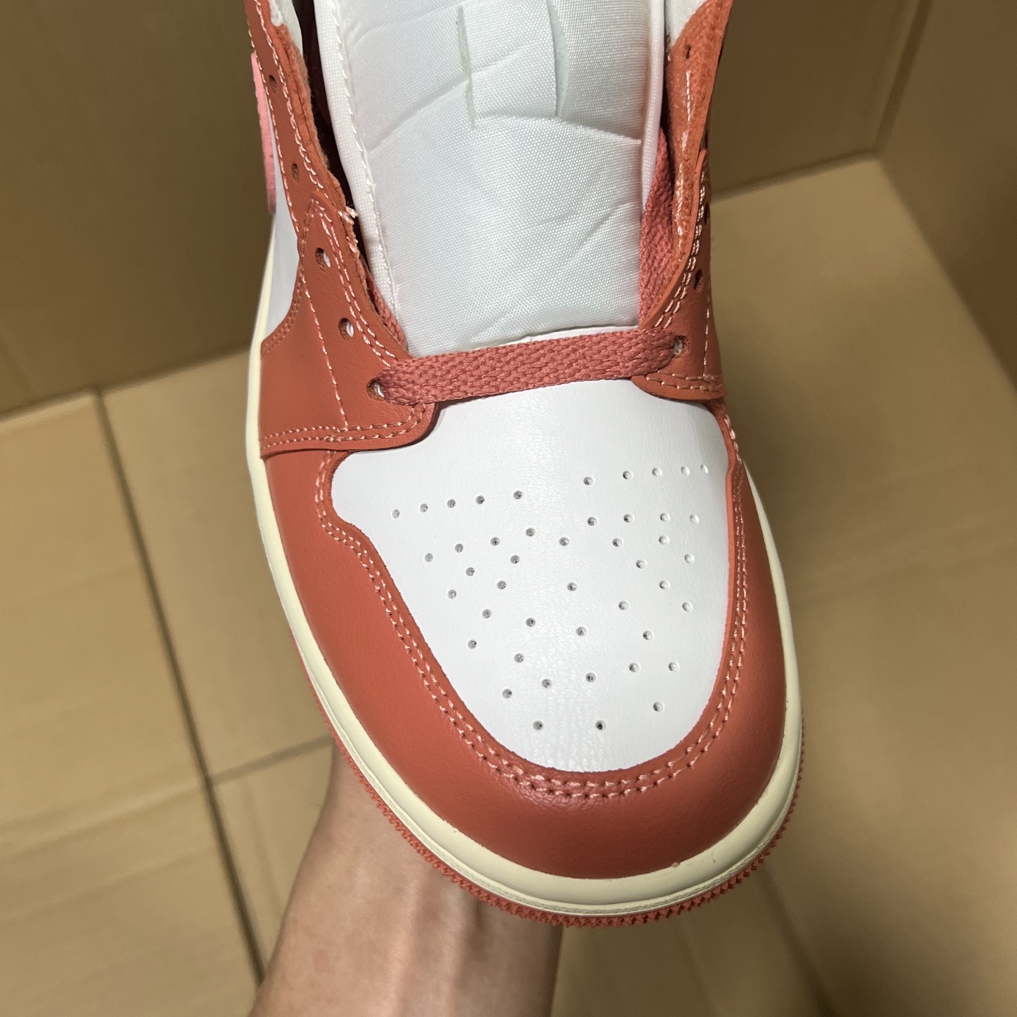 新DT版AJ1中帮出货！
尺码:35.5-46全码出货！
原厂原班人马全新工艺！品质升级，加质不加价！市售最强aj1中帮！天花板品质！市面唯一正确版本 全鞋正品原材料！
编码BC215847！