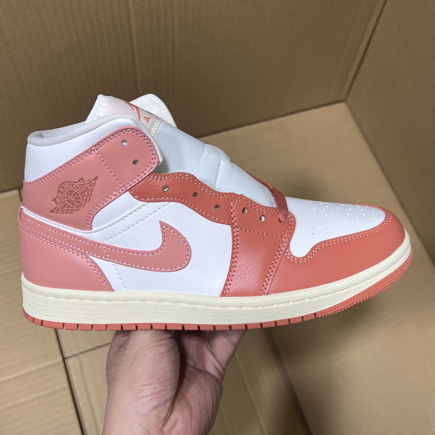 新DT版AJ1中帮出货！
尺码:35.5-46全码出货！
原厂原班人马全新工艺！品质升级，加质不加价！市售最强aj1中帮！天花板品质！市面唯一正确版本 全鞋正品原材料！
编码BC215847！