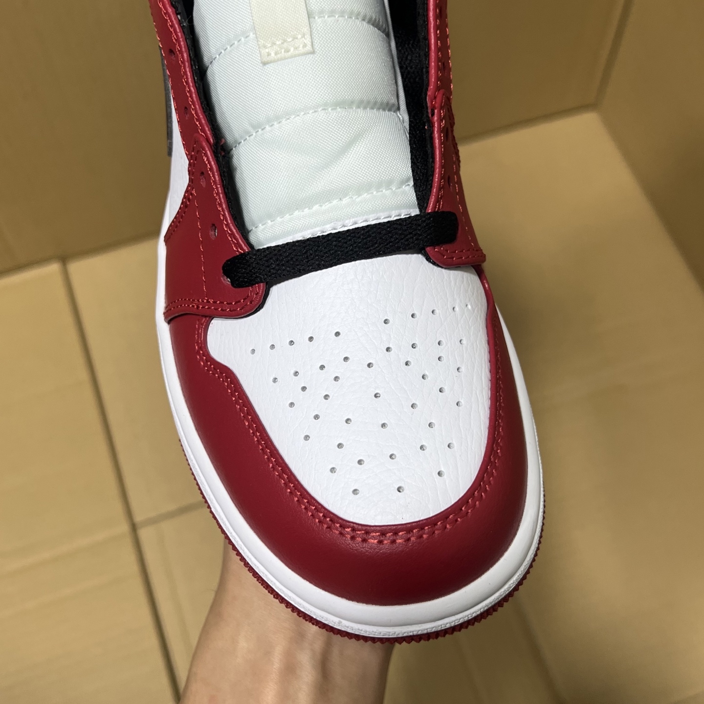 新DT版AJ1中帮出货！
尺码:35.5-46全码出货！
原厂原班人马全新工艺！品质升级，加质不加价！市售最强aj1中帮！天花板品质！市面唯一正确版本 全鞋正品原材料！
编码BC215847！