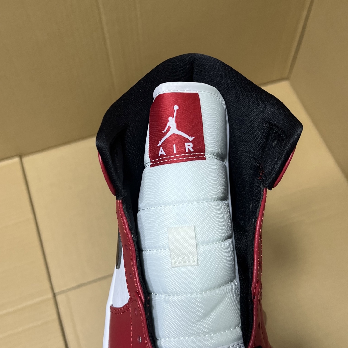 新DT版AJ1中帮出货！
尺码:35.5-46全码出货！
原厂原班人马全新工艺！品质升级，加质不加价！市售最强aj1中帮！天花板品质！市面唯一正确版本 全鞋正品原材料！
编码BC215847！