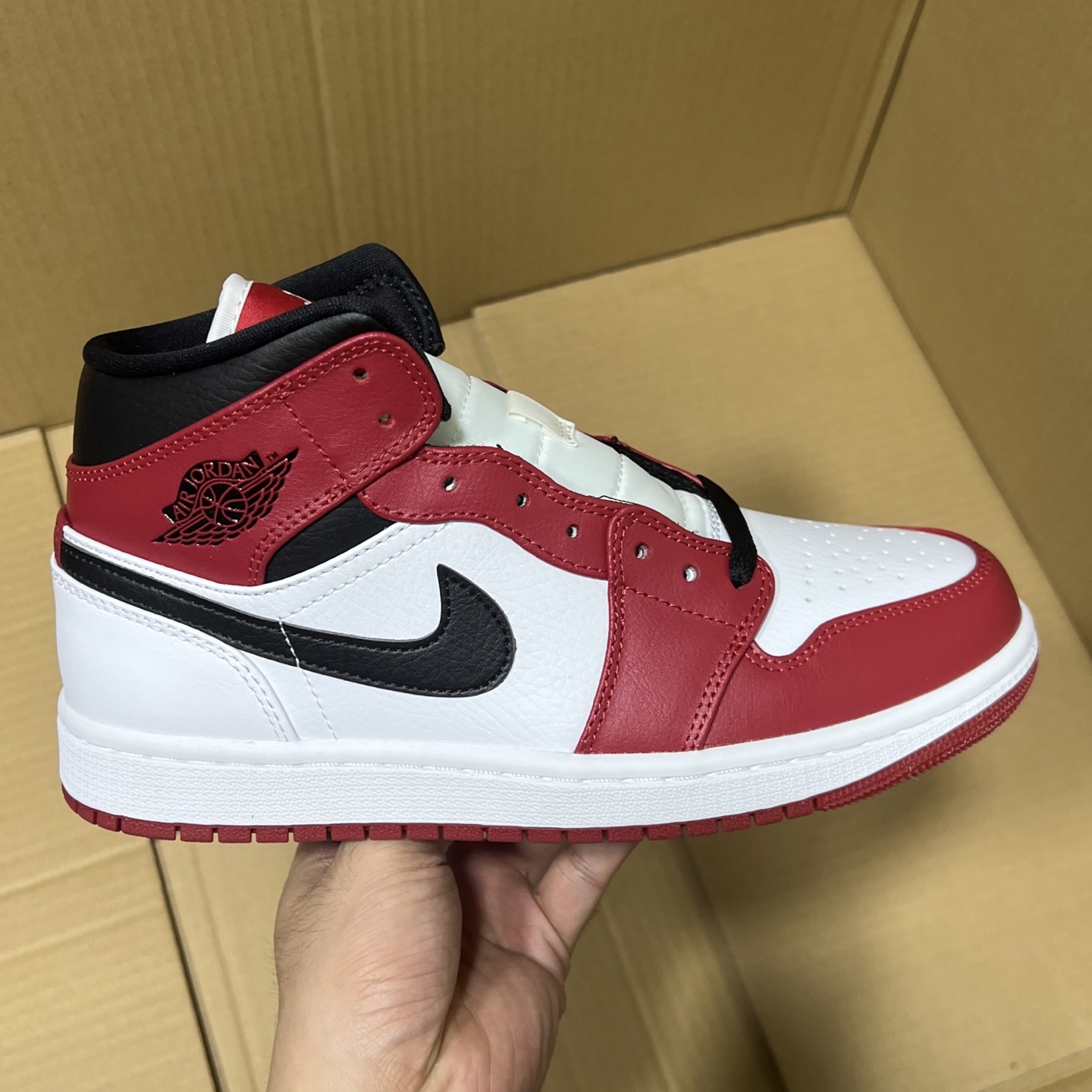 新DT版AJ1中帮出货！
尺码:35.5-46全码出货！
原厂原班人马全新工艺！品质升级，加质不加价！市售最强aj1中帮！天花板品质！市面唯一正确版本 全鞋正品原材料！
编码BC215847！