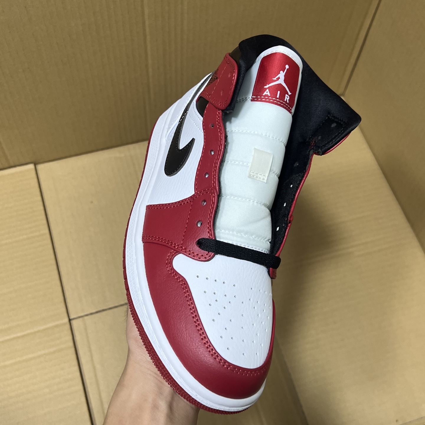 新DT版AJ1中帮出货！
尺码:35.5-46全码出货！
原厂原班人马全新工艺！品质升级，加质不加价！市售最强aj1中帮！天花板品质！市面唯一正确版本 全鞋正品原材料！
编码BC215847！