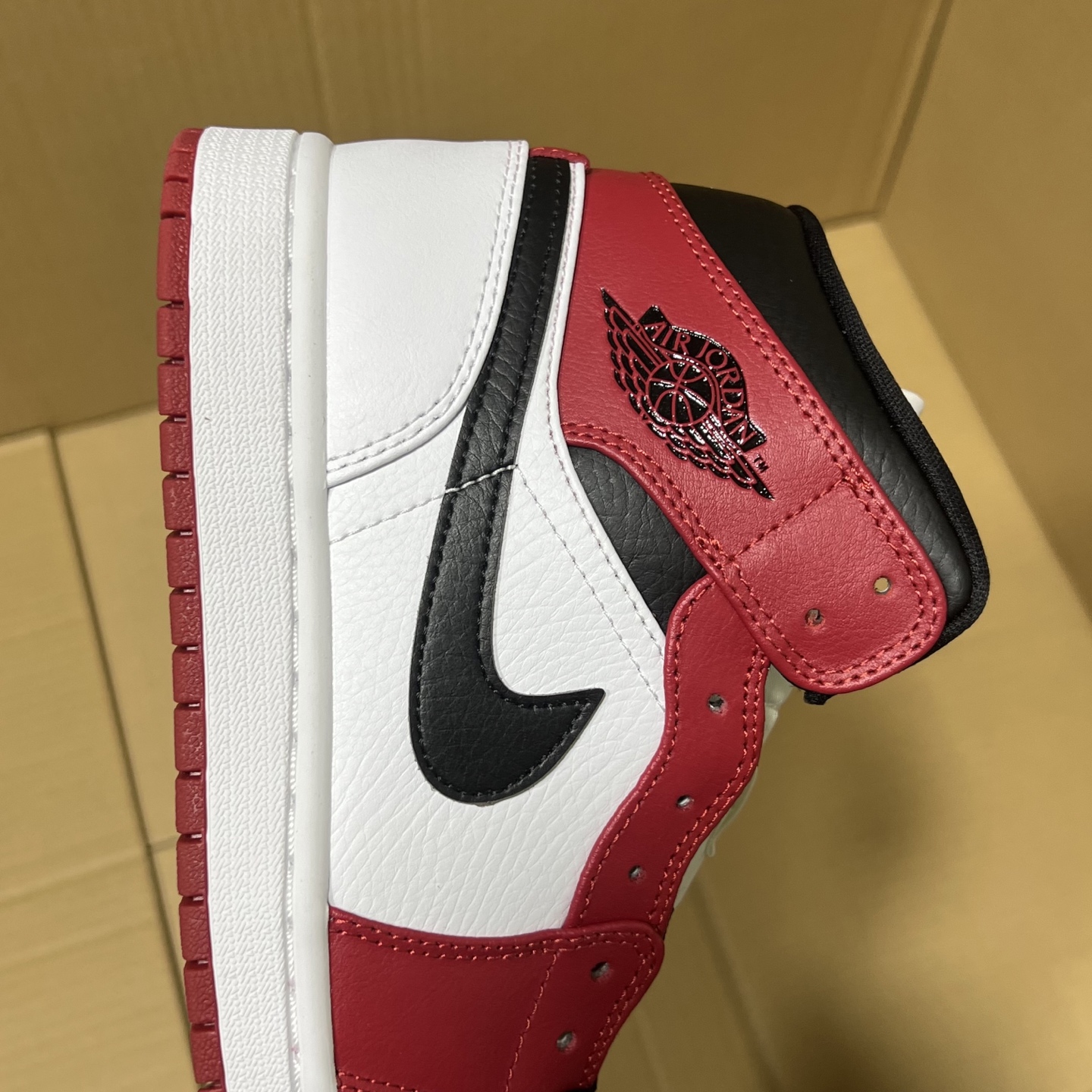 新DT版AJ1中帮出货！
尺码:35.5-46全码出货！
原厂原班人马全新工艺！品质升级，加质不加价！市售最强aj1中帮！天花板品质！市面唯一正确版本 全鞋正品原材料！
编码BC215847！