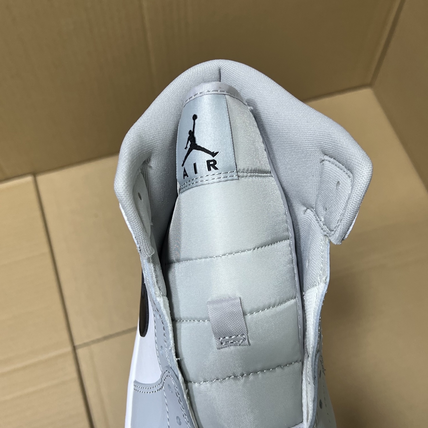 新DT版AJ1中帮出货！
尺码:35.5-46全码出货！
原厂原班人马全新工艺！品质升级，加质不加价！市售最强aj1中帮！天花板品质！市面唯一正确版本 全鞋正品原材料！
编码BC215847！