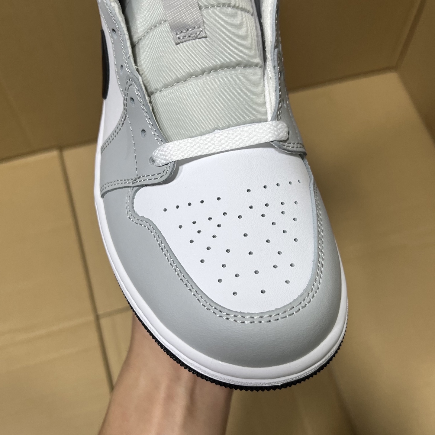 新DT版AJ1中帮出货！
尺码:35.5-46全码出货！
原厂原班人马全新工艺！品质升级，加质不加价！市售最强aj1中帮！天花板品质！市面唯一正确版本 全鞋正品原材料！
编码BC215847！