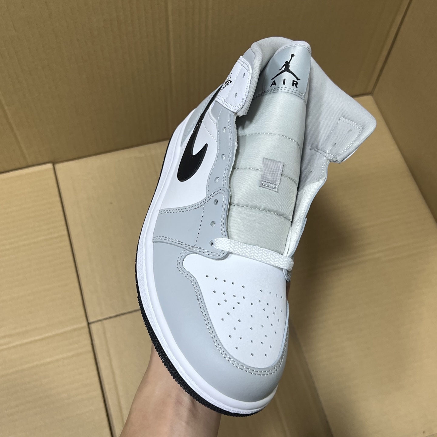 新DT版AJ1中帮出货！
尺码:35.5-46全码出货！
原厂原班人马全新工艺！品质升级，加质不加价！市售最强aj1中帮！天花板品质！市面唯一正确版本 全鞋正品原材料！
编码BC215847！