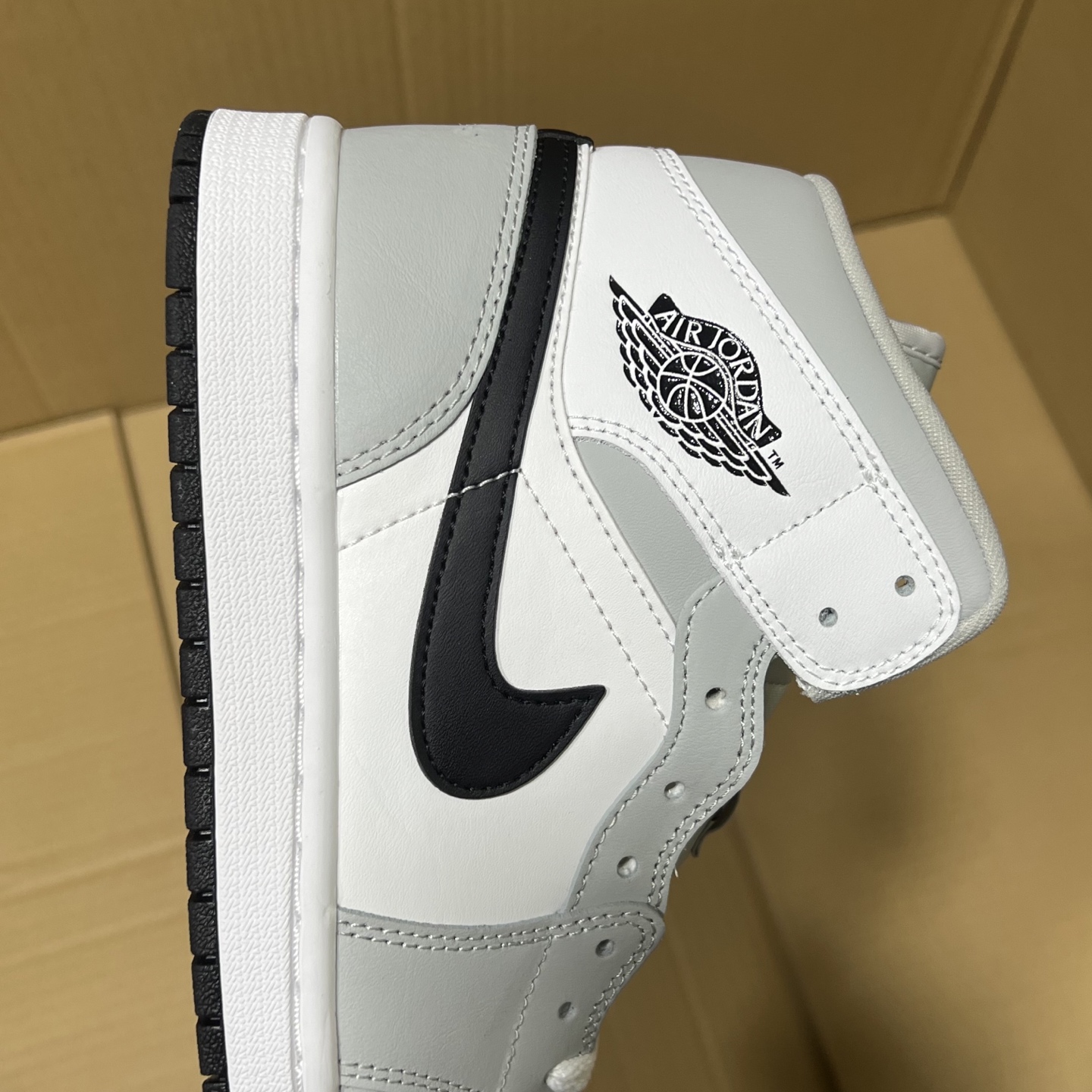 新DT版AJ1中帮出货！
尺码:35.5-46全码出货！
原厂原班人马全新工艺！品质升级，加质不加价！市售最强aj1中帮！天花板品质！市面唯一正确版本 全鞋正品原材料！
编码BC215847！