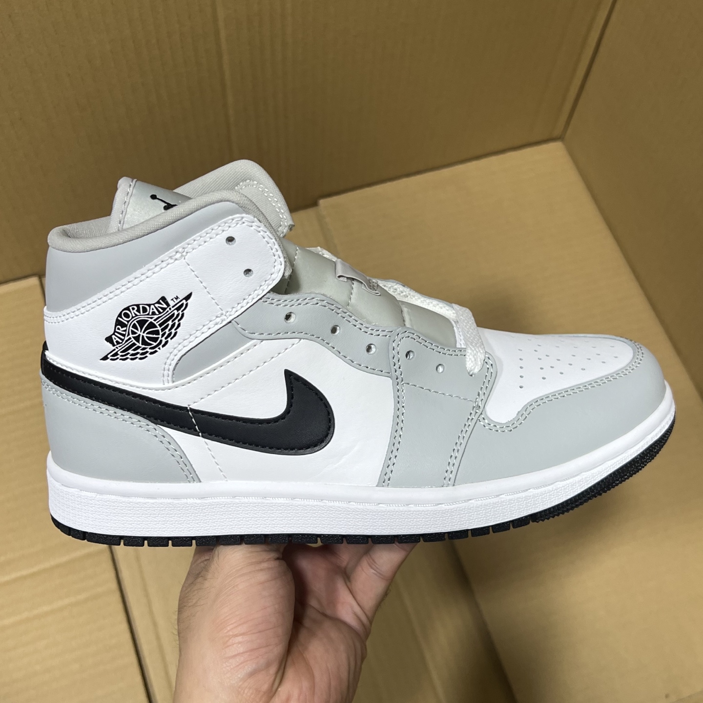 新DT版AJ1中帮出货！
尺码:35.5-46全码出货！
原厂原班人马全新工艺！品质升级，加质不加价！市售最强aj1中帮！天花板品质！市面唯一正确版本 全鞋正品原材料！
编码BC215847！