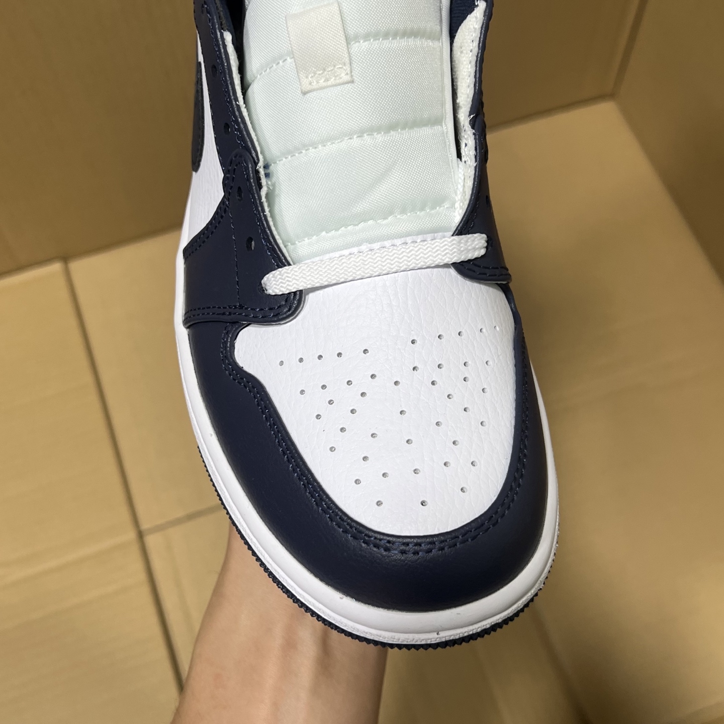 新DT版AJ1中帮出货！
尺码:35.5-46全码出货！
原厂原班人马全新工艺！品质升级，加质不加价！市售最强aj1中帮！天花板品质！市面唯一正确版本 全鞋正品原材料！
编码BC215847！