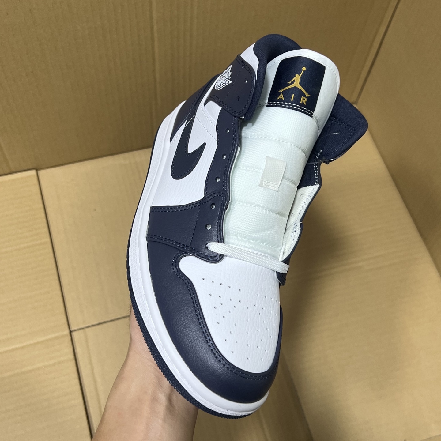 新DT版AJ1中帮出货！
尺码:35.5-46全码出货！
原厂原班人马全新工艺！品质升级，加质不加价！市售最强aj1中帮！天花板品质！市面唯一正确版本 全鞋正品原材料！
编码BC215847！