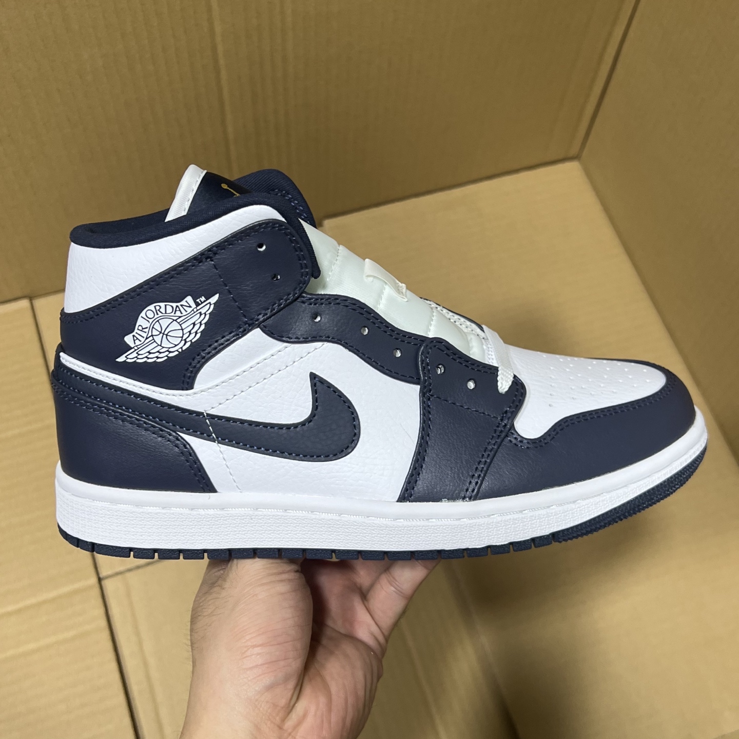 新DT版AJ1中帮出货！
尺码:35.5-46全码出货！
原厂原班人马全新工艺！品质升级，加质不加价！市售最强aj1中帮！天花板品质！市面唯一正确版本 全鞋正品原材料！
编码BC215847！