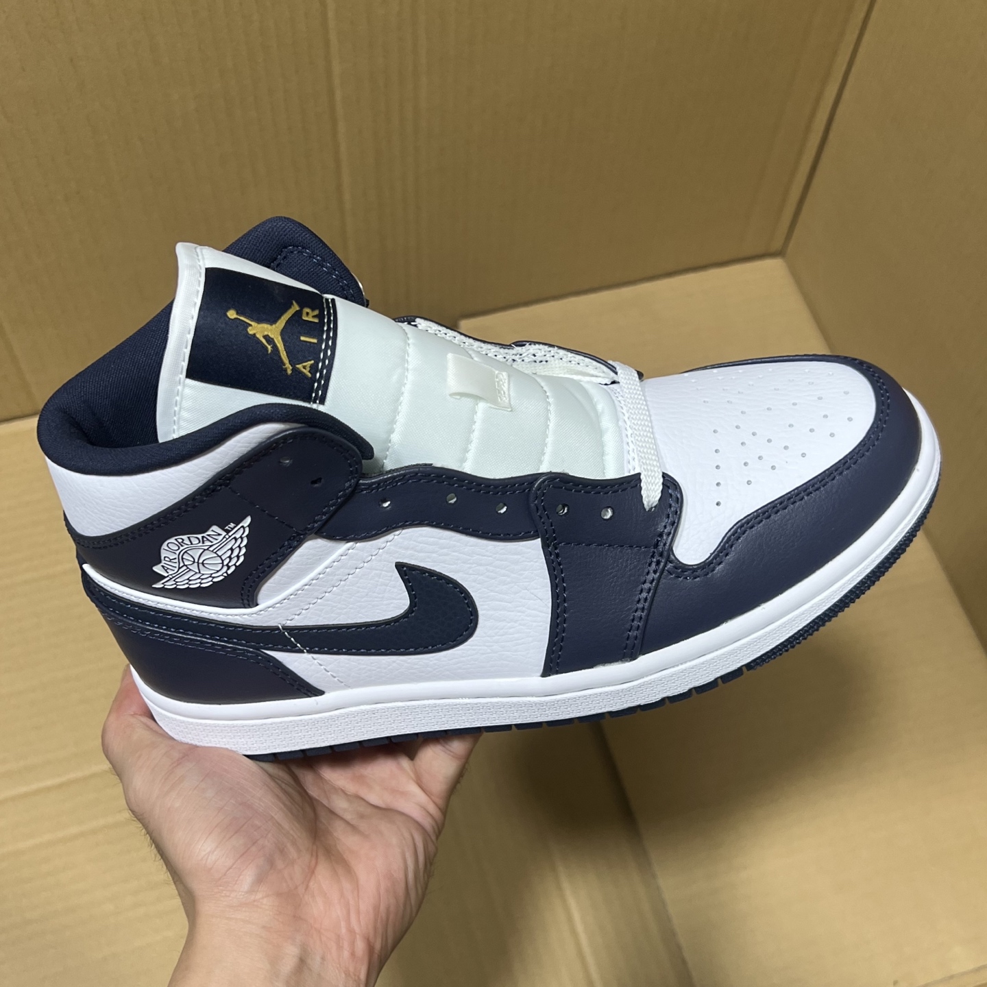 新DT版AJ1中帮出货！
尺码:35.5-46全码出货！
原厂原班人马全新工艺！品质升级，加质不加价！市售最强aj1中帮！天花板品质！市面唯一正确版本 全鞋正品原材料！
编码BC215847！