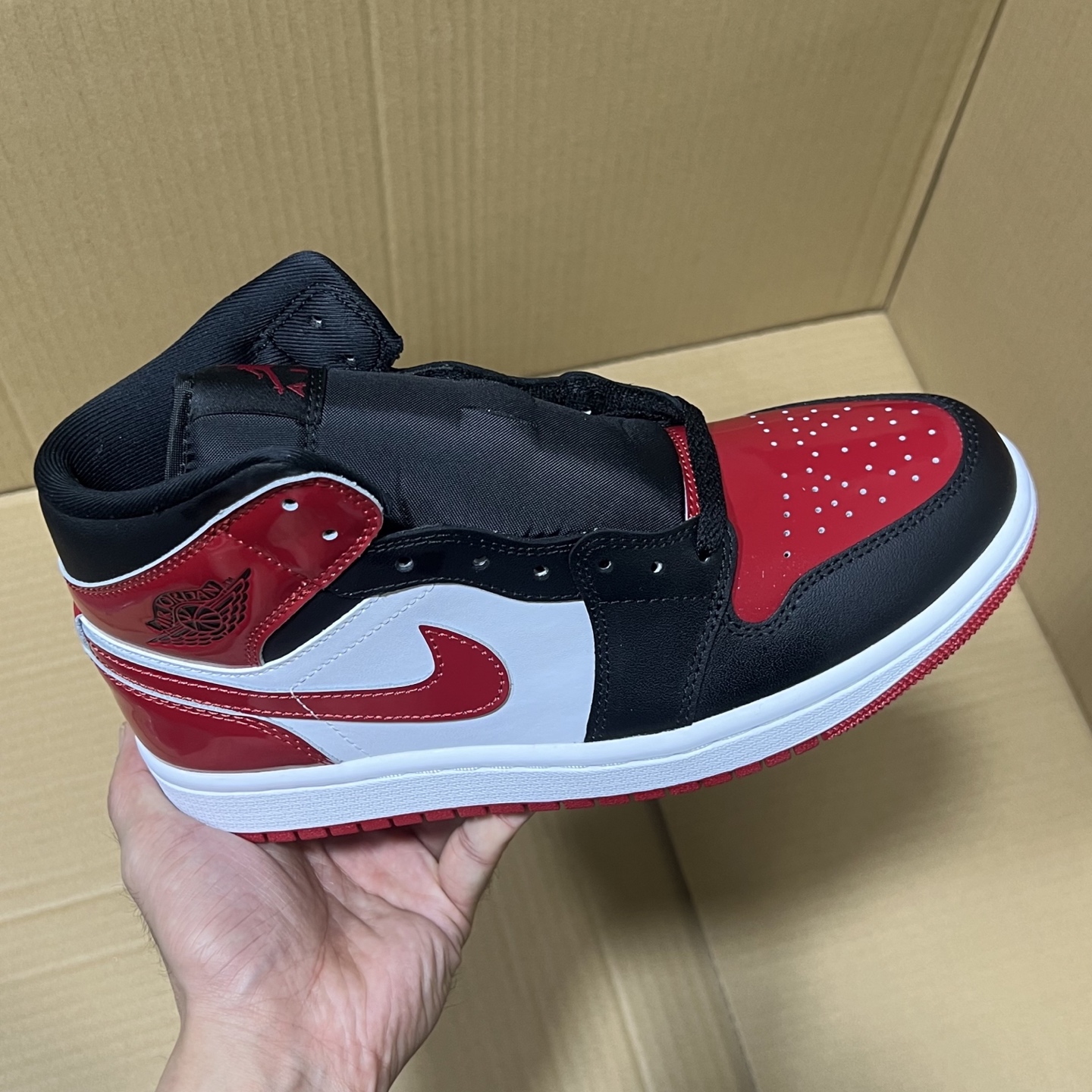 新DT版AJ1中帮出货！
尺码:35.5-46全码出货！
原厂原班人马全新工艺！品质升级，加质不加价！市售最强aj1中帮！天花板品质！市面唯一正确版本 全鞋正品原材料！
编码BC215847！