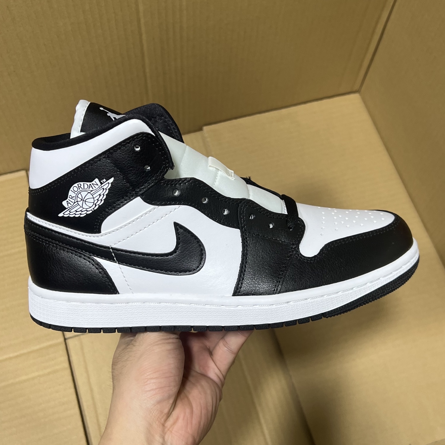 新DT版AJ1中帮出货！
尺码:35.5-46全码出货！
原厂原班人马全新工艺！品质升级，加质不加价！市售最强aj1中帮！天花板品质！市面唯一正确版本 全鞋正品原材料！
编码BC215847！