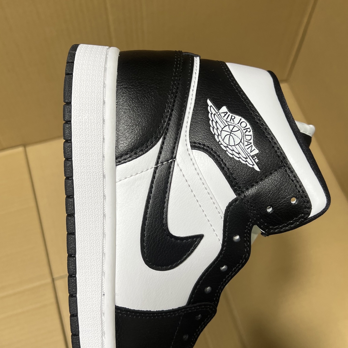 新DT版AJ1中帮出货!
尺码:35.5-46全码出货!
原厂原班人马全新工艺!品质升级,加质不加价!市售最强aj1中帮!天花板品质!市面唯一正确版本 全鞋正品原材料!
编码BC215847!