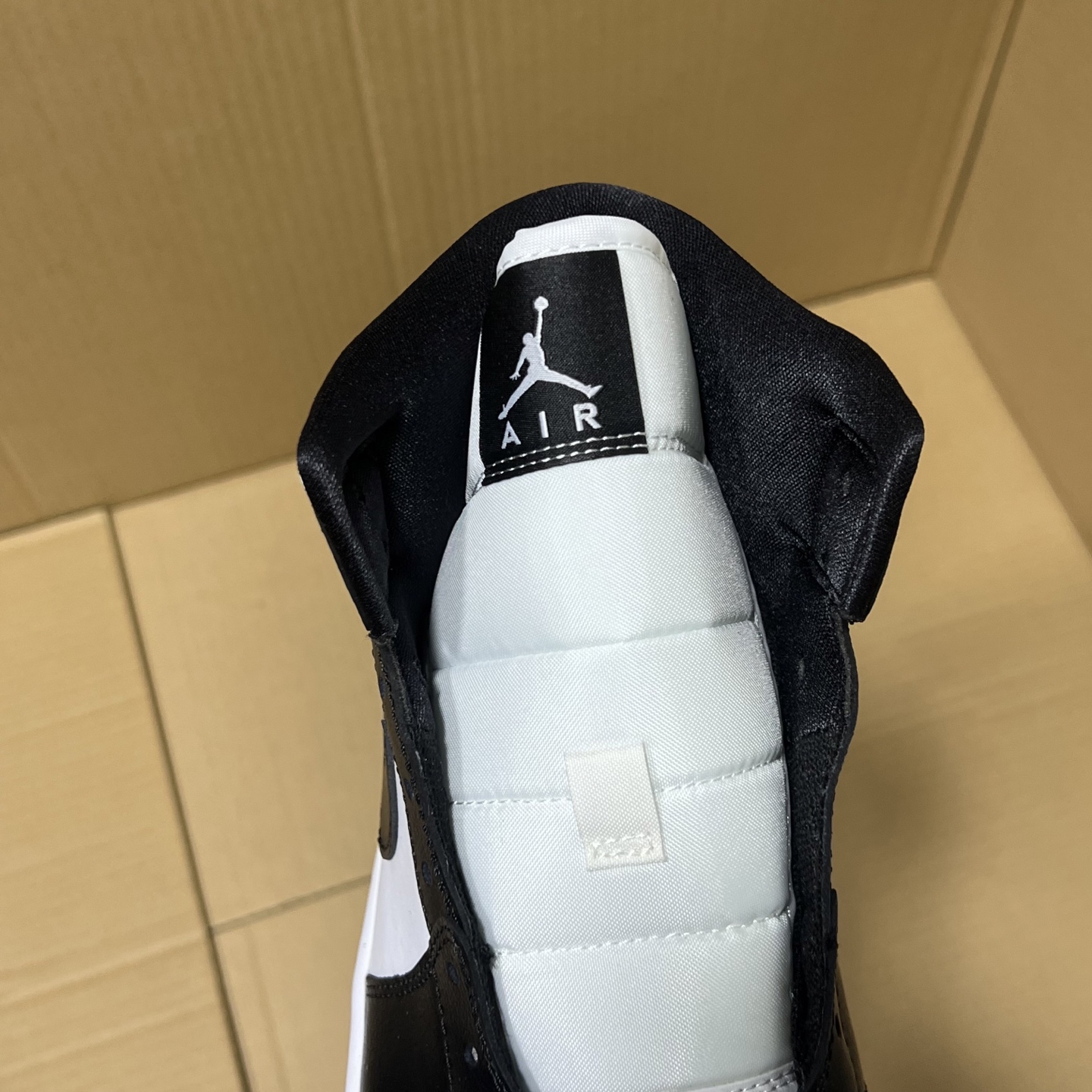 新DT版AJ1中帮出货!
尺码:35.5-46全码出货!
原厂原班人马全新工艺!品质升级,加质不加价!市售最强aj1中帮!天花板品质!市面唯一正确版本 全鞋正品原材料!
编码BC215847!