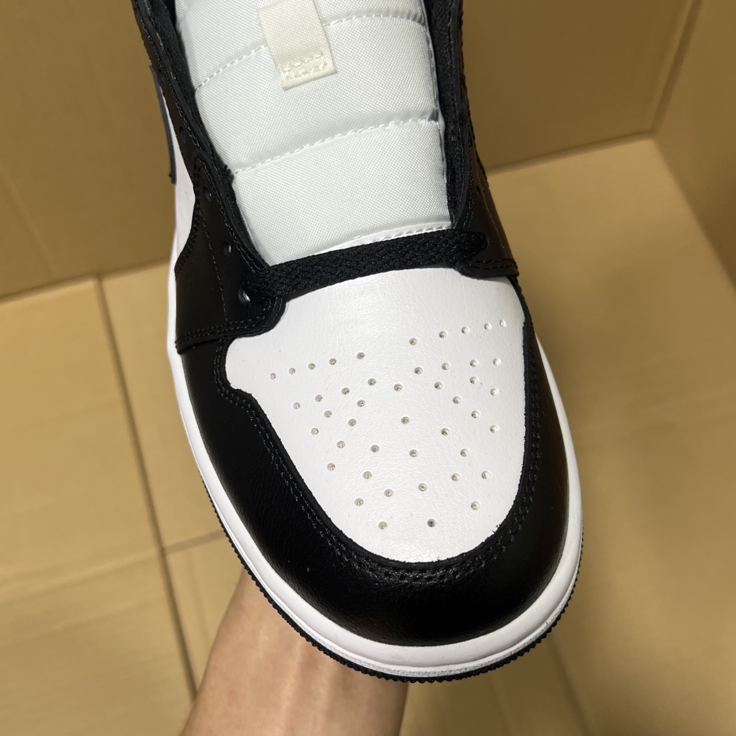 新DT版AJ1中帮出货!
尺码:35.5-46全码出货!
原厂原班人马全新工艺!品质升级,加质不加价!市售最强aj1中帮!天花板品质!市面唯一正确版本 全鞋正品原材料!
编码BC215847!