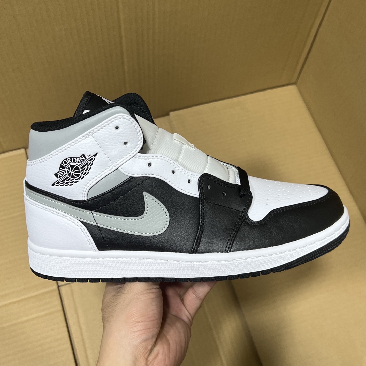 新DT版AJ1中帮出货!
尺码:35.5-46全码出货!
原厂原班人马全新工艺!品质升级,加质不加价!市售最强aj1中帮!天花板品质!市面唯一正确版本 全鞋正品原材料!
编码BC215847!