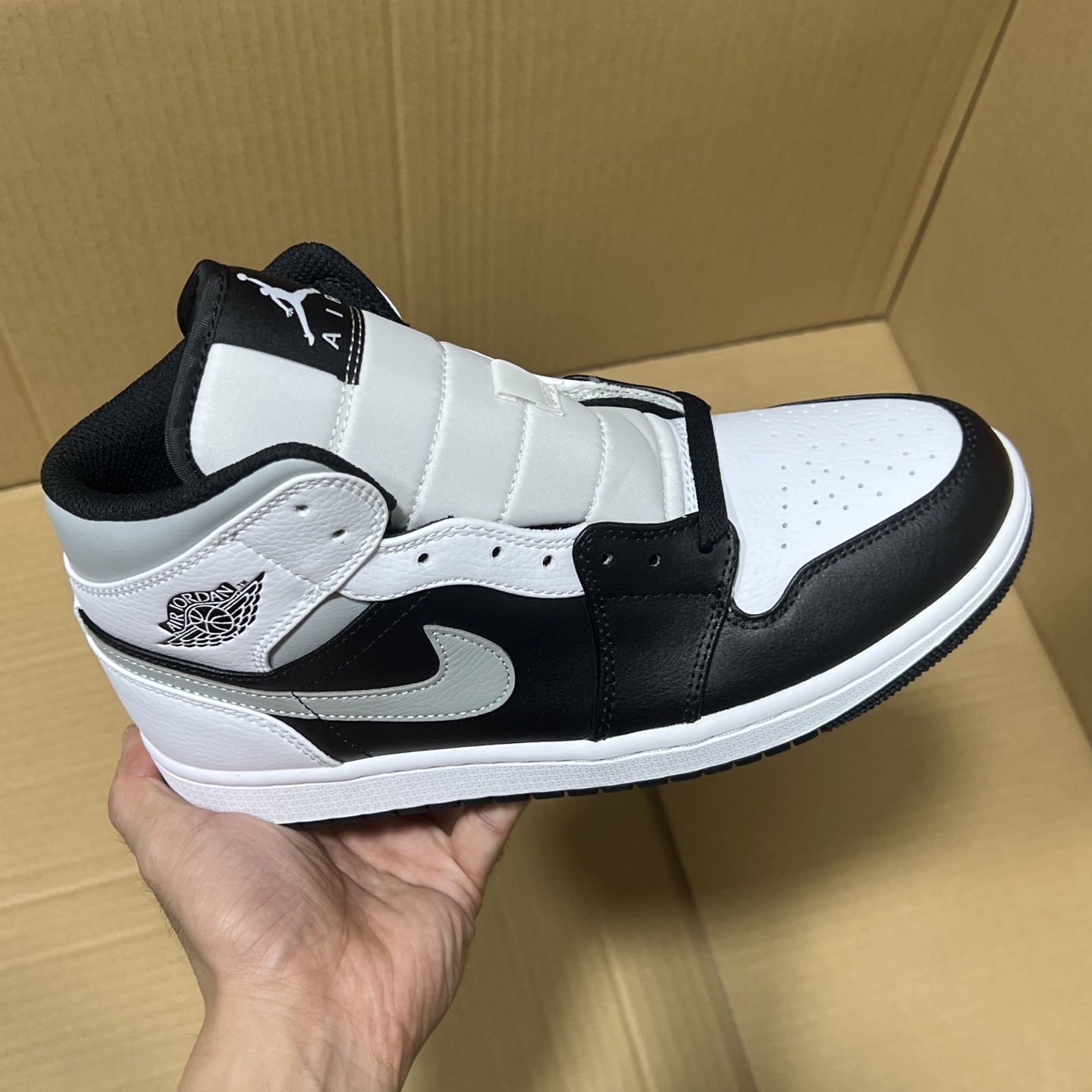 新DT版AJ1中帮出货！
尺码:35.5-46全码出货！
原厂原班人马全新工艺！品质升级，加质不加价！市售最强aj1中帮！天花板品质！市面唯一正确版本 全鞋正品原材料！
编码BC215847！