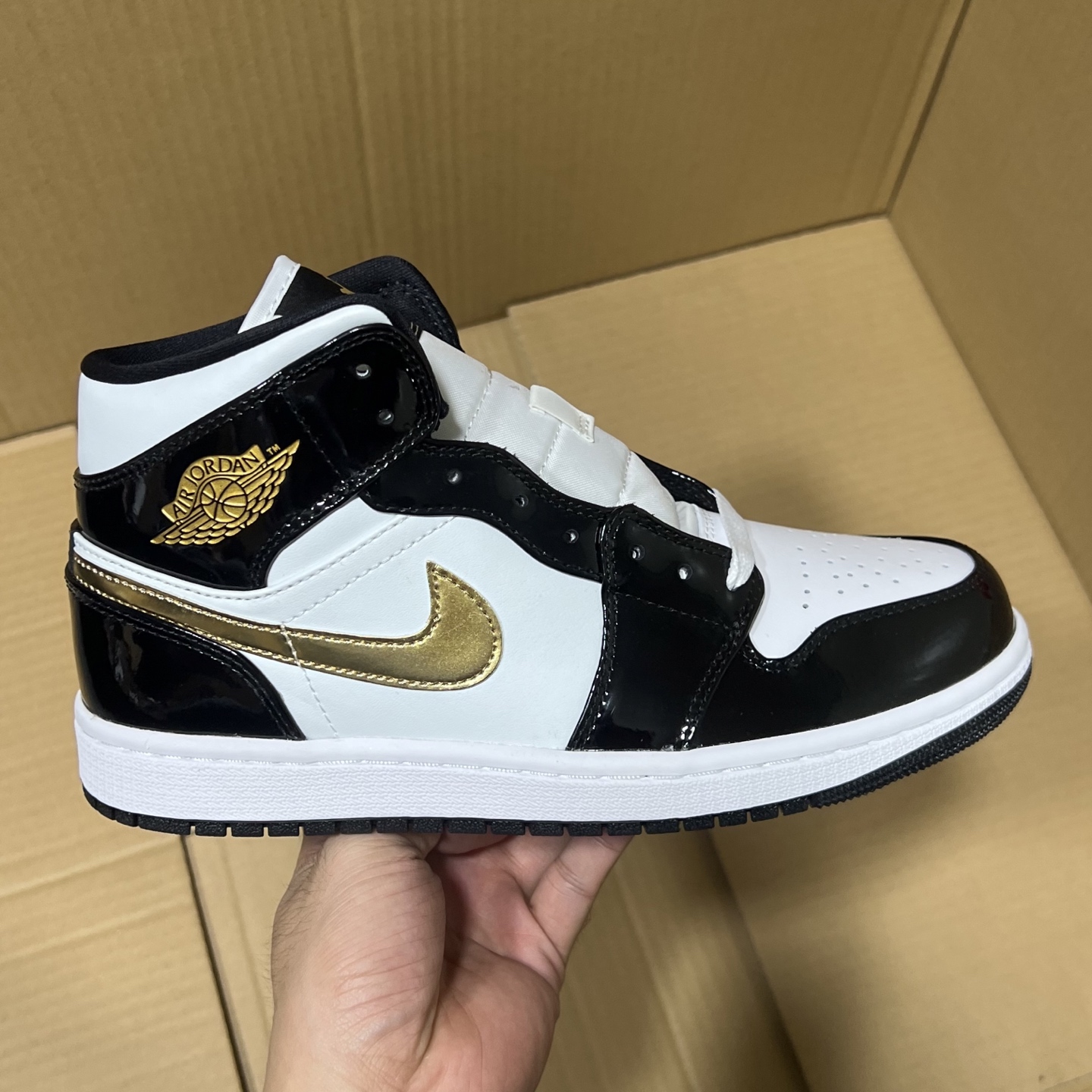 新DT版AJ1中帮出货！
尺码:35.5-46全码出货！
原厂原班人马全新工艺！品质升级，加质不加价！市售最强aj1中帮！天花板品质！市面唯一正确版本 全鞋正品原材料！
编码BC215847！