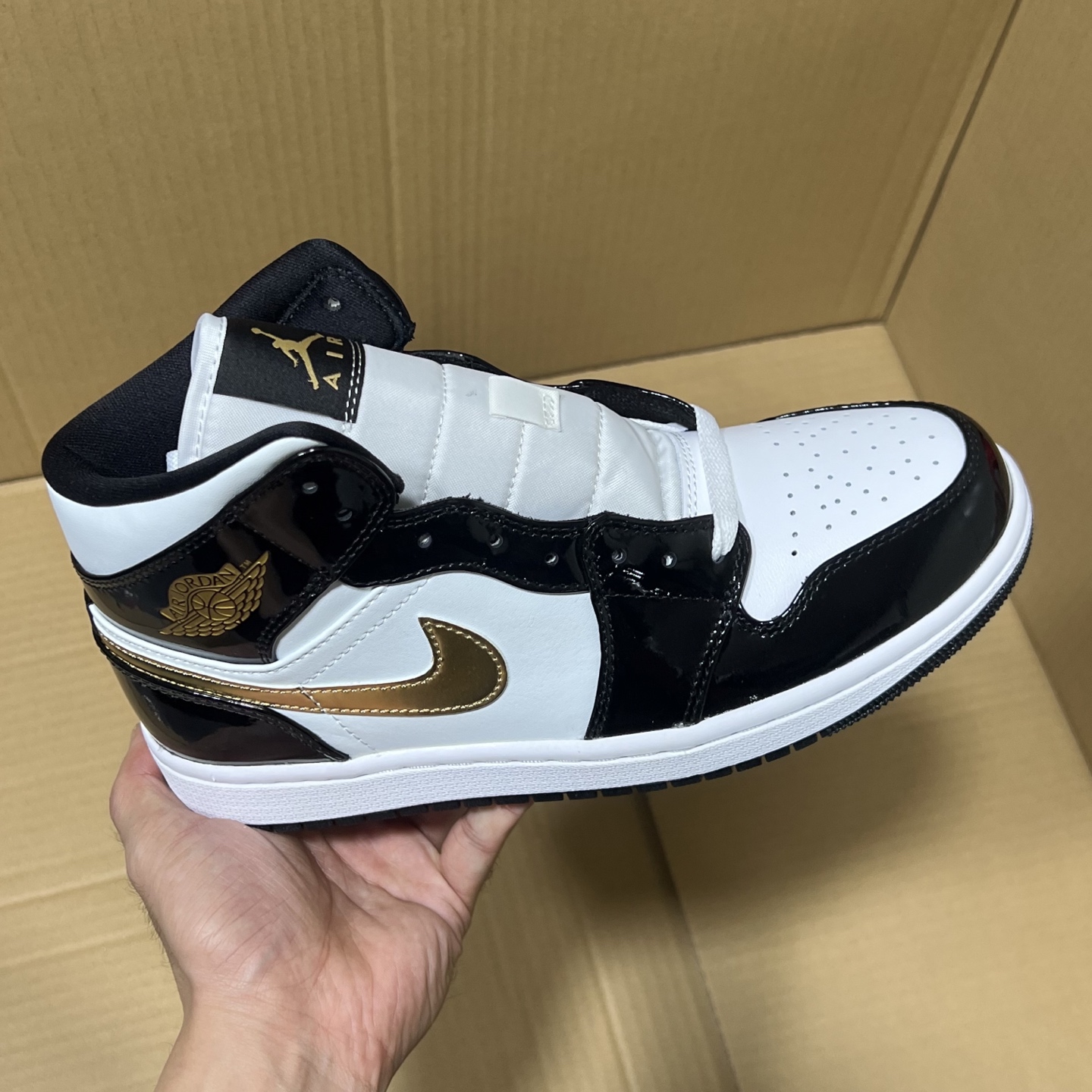 新DT版AJ1中帮出货！
尺码:35.5-46全码出货！
原厂原班人马全新工艺！品质升级，加质不加价！市售最强aj1中帮！天花板品质！市面唯一正确版本 全鞋正品原材料！
编码BC215847！