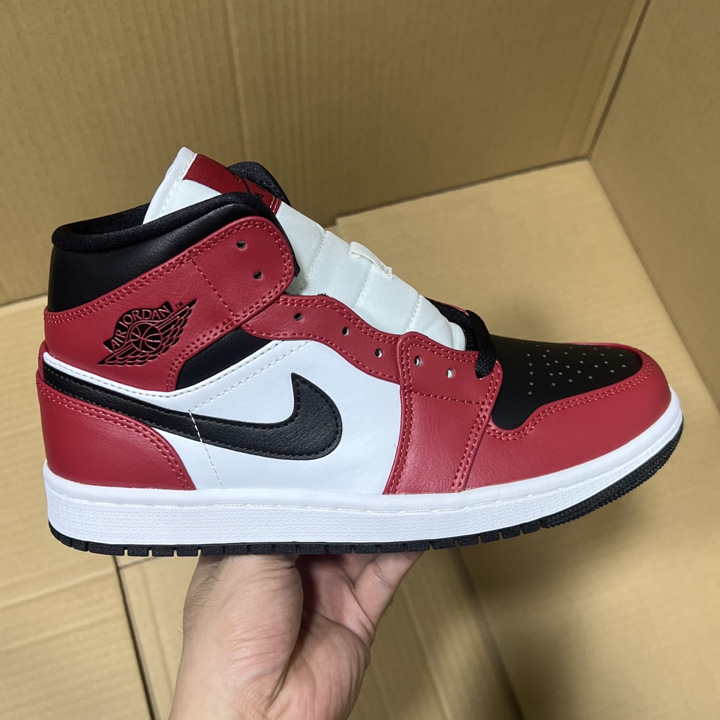 新DT版AJ1中帮出货！
尺码:35.5-46全码出货！
原厂原班人马全新工艺！品质升级，加质不加价！市售最强aj1中帮！天花板品质！市面唯一正确版本 全鞋正品原材料！
编码BC215847！