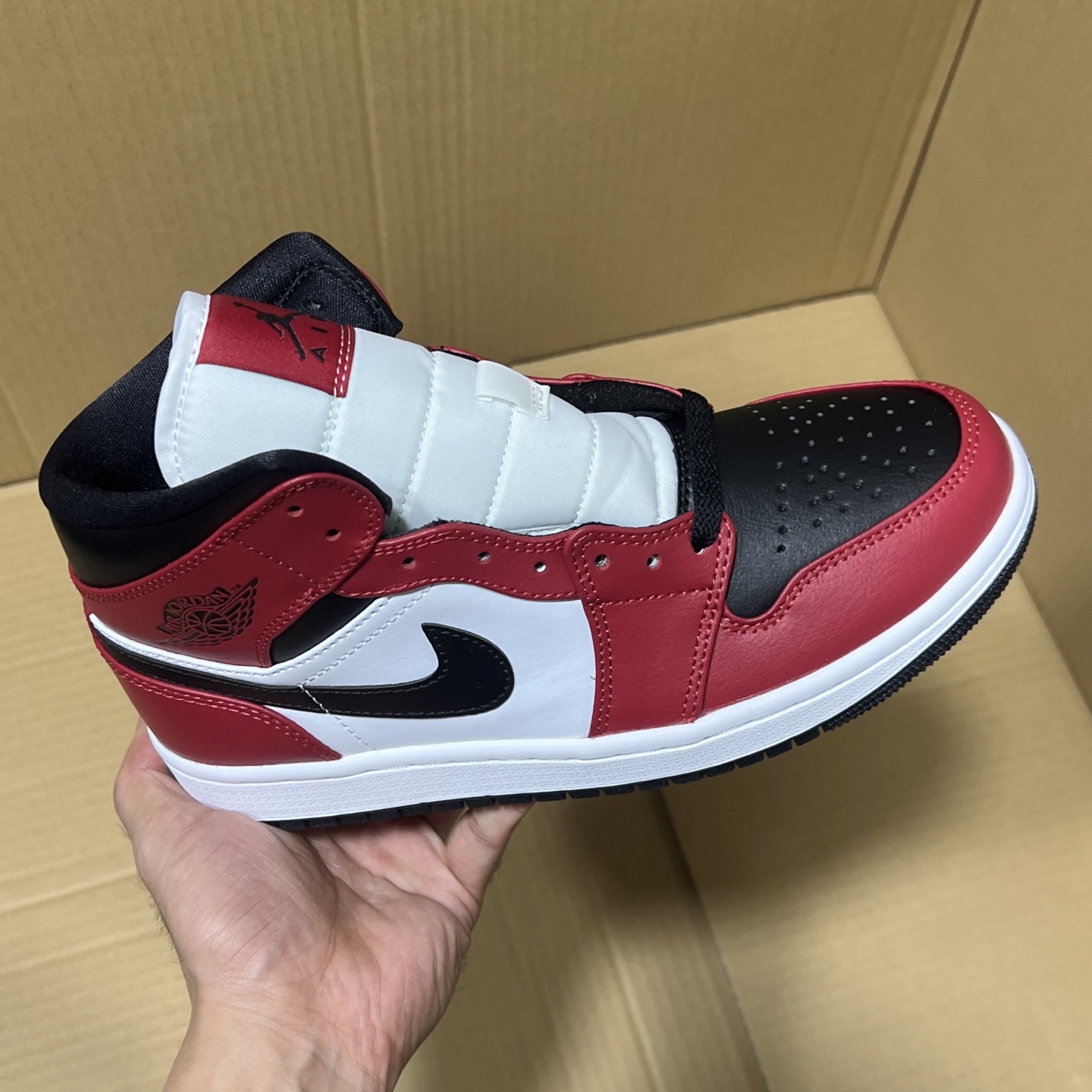 新DT版AJ1中帮出货！
尺码:35.5-46全码出货！
原厂原班人马全新工艺！品质升级，加质不加价！市售最强aj1中帮！天花板品质！市面唯一正确版本 全鞋正品原材料！
编码BC215847！