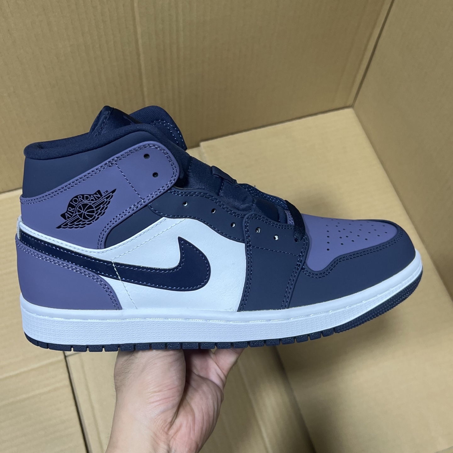 新DT版AJ1中帮出货！
尺码:35.5-46全码出货！
原厂原班人马全新工艺！品质升级，加质不加价！市售最强aj1中帮！天花板品质！市面唯一正确版本 全鞋正品原材料！
编码BC215847！