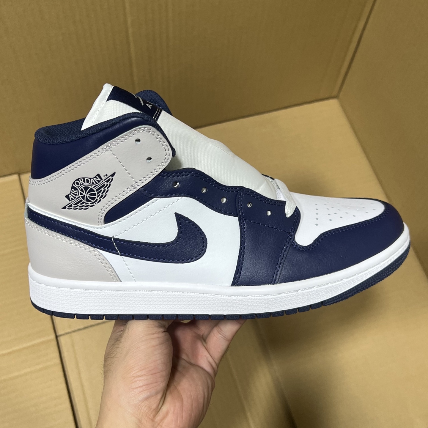 新DT版AJ1中帮出货！
尺码:35.5-46全码出货！
原厂原班人马全新工艺！品质升级，加质不加价！市售最强aj1中帮！天花板品质！市面唯一正确版本 全鞋正品原材料！
编码BC215847！