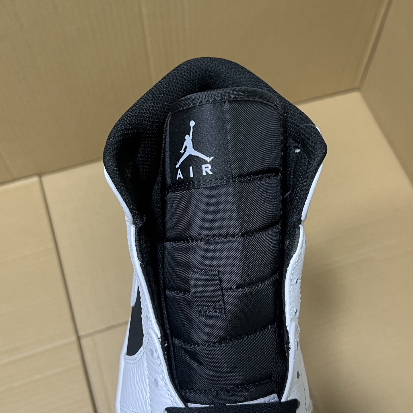 新DT版AJ1中帮出货！
尺码:35.5-46全码出货！
原厂原班人马全新工艺！品质升级，加质不加价！市售最强aj1中帮！天花板品质！市面唯一正确版本 全鞋正品原材料！
编码BC215847！