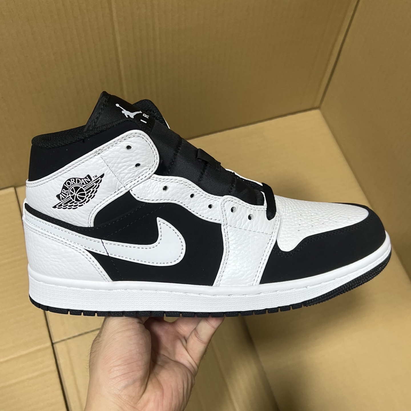 新DT版AJ1中帮出货！
尺码:35.5-46全码出货！
原厂原班人马全新工艺！品质升级，加质不加价！市售最强aj1中帮！天花板品质！市面唯一正确版本 全鞋正品原材料！
编码BC215847！